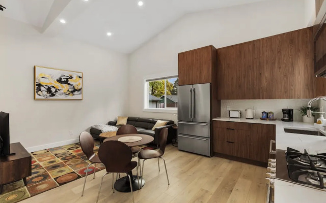 Modern 2-Bedroom Retreat in Seattle