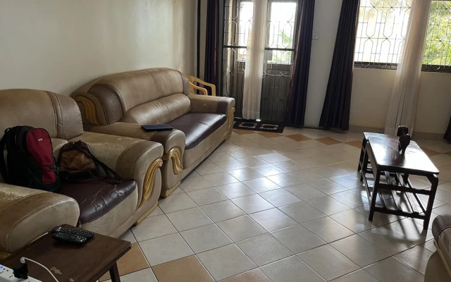 Inviting 3-bed House in Akright City Jennifers