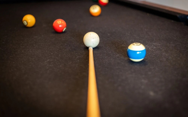 Hall Court Manor - Hot Tub, Pet Friendly, Pool Table!