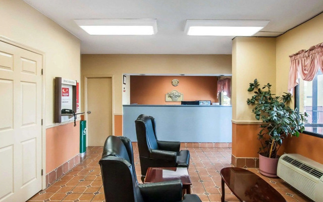 Econo Lodge Inn & Suites I-20, exit 73