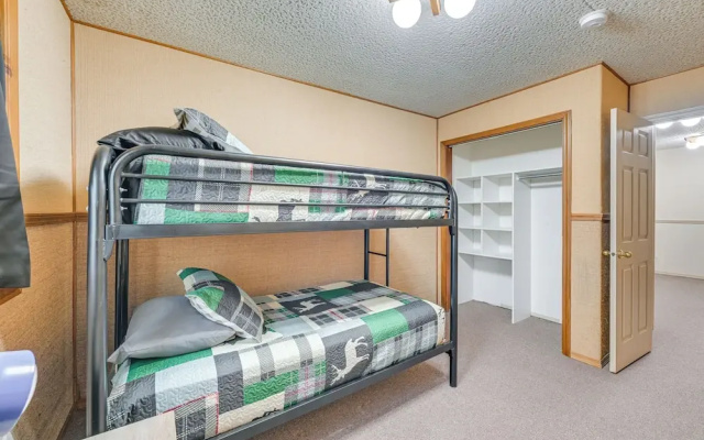 < 1 Mi to Kenai River: Spacious Cabin w/ Deck!
