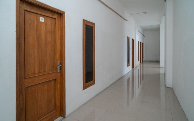 RedDoorz near RS Mitra Keluarga Waru