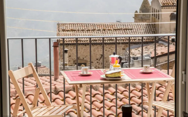 Casa Alesina - Balcony on Tusa