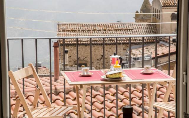 Casa Alesina - Balcony on Tusa