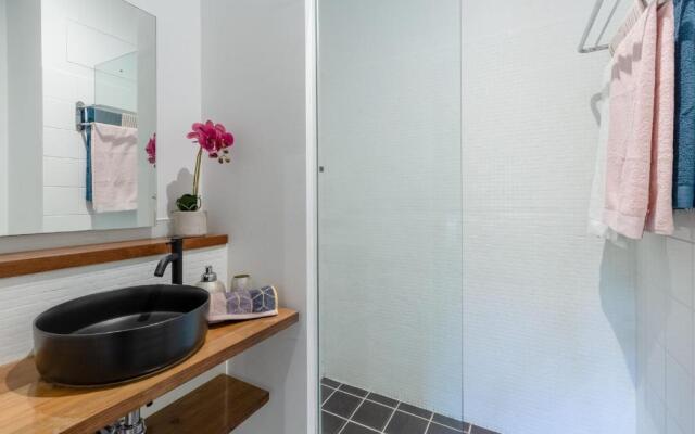 Luxury 3 brm 2 bath Woolstore apt with Courtyard