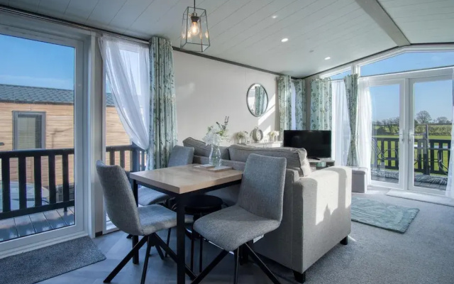 Bumblebee - 2 Bedroom Lodge - Manorbier