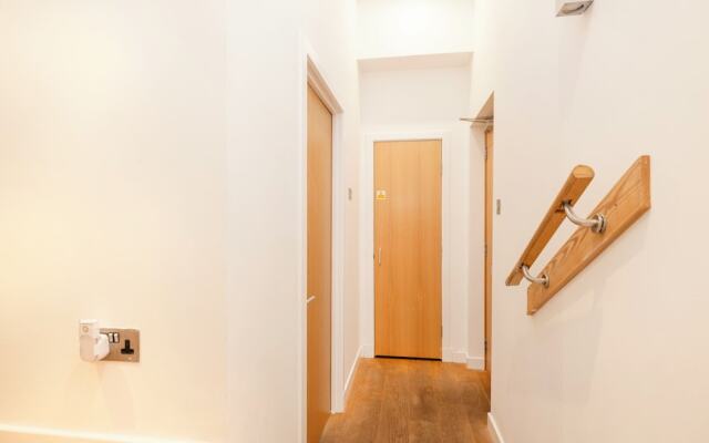JOIVY Quiet Mews Street Apartment in the Heart of Edinburgh