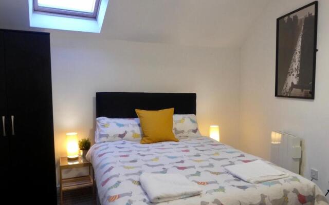 Bright and Modern 4 Person Apartment In City Centre