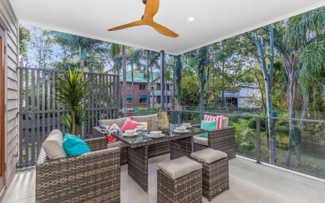 Park Avenue Townhouse Retreat Brisbane Sleeps 10