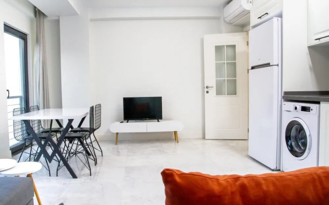 Chic Flat w Garden 1 min to Milas Coast