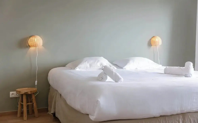 Modern Apartment With Balcony Near City Center