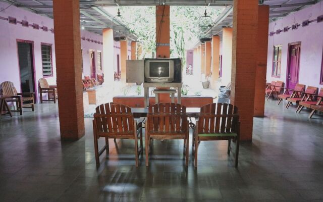 OYO Life 1972 Aman Family Inn Syariah