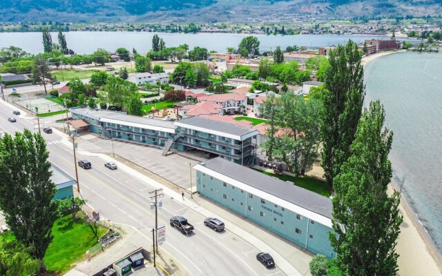 Poplars Motel on the lake