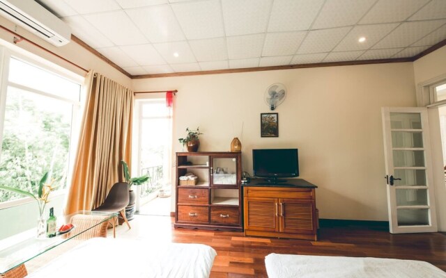 Hillside Homestay Hue - Triple Room top Apartment