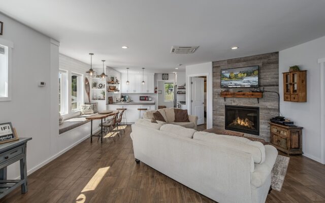 Berg Haus 1 Bedroom Home by NW Comfy Cabins by RedAwning