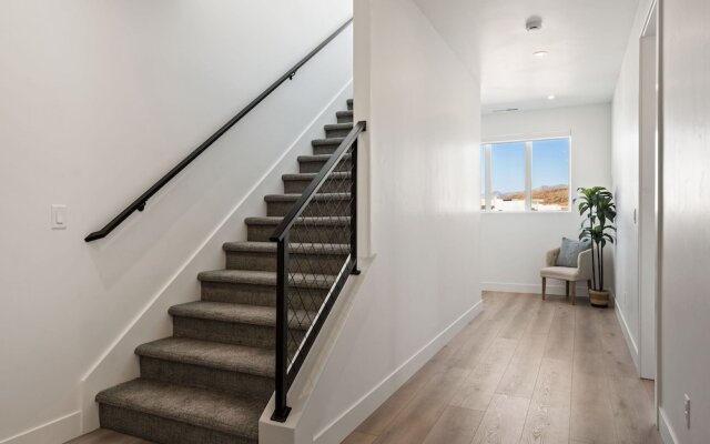 Hello Sunshine 6 Bedroom Home