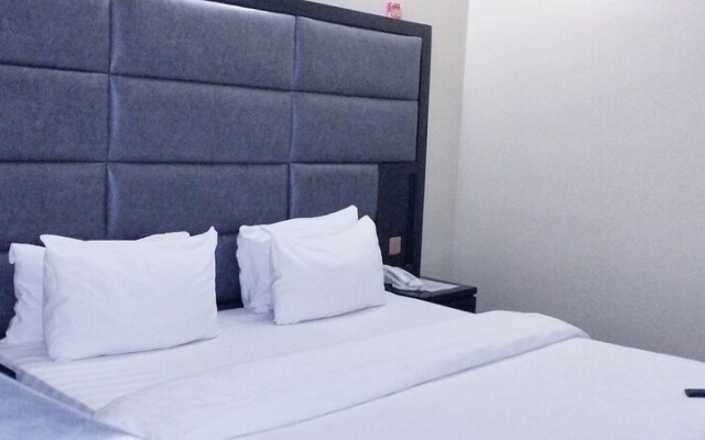 Breakfort Hotel and Suites
