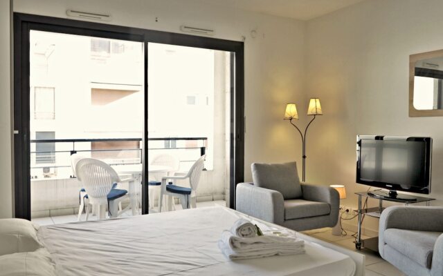 Modern and Cosy Studio