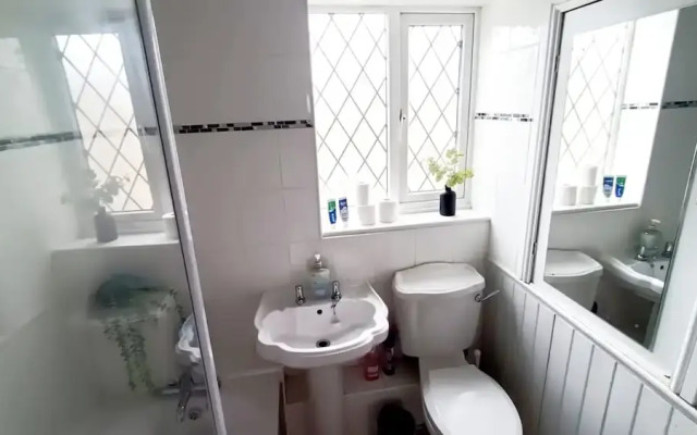Cozy 3-Bed Family Home with Free Parking
