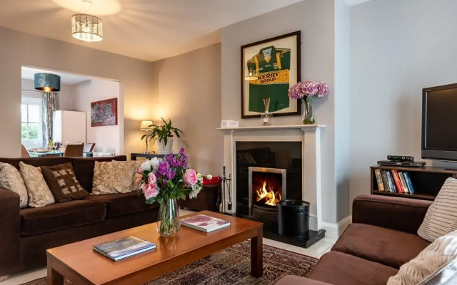 3 Bedroom pet Friendly Home With Access to Pool