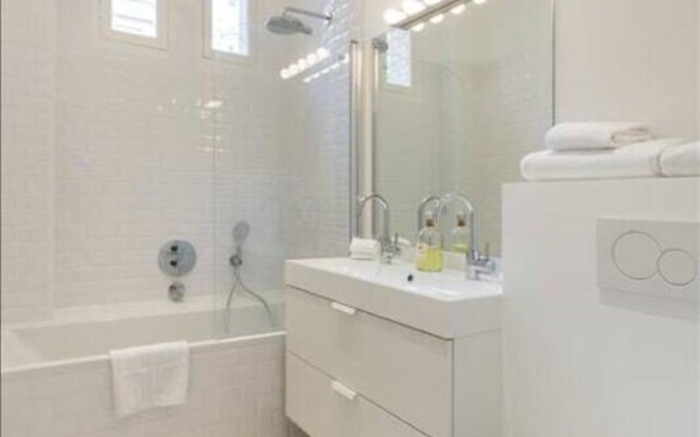 Gorgeous 3 Bedroom Apartment at Eiffel Tower