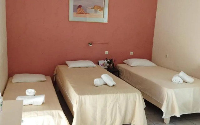 CLEO ROOM WITH YARD IN MALIA 250m FROM THE BEACH