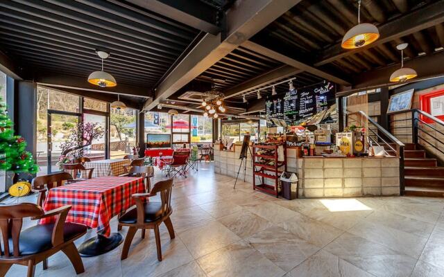 Lake and Pine Spa Pension