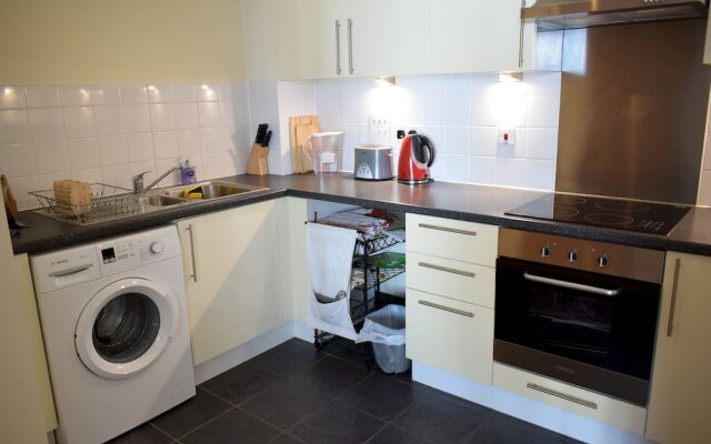 1 Bedroom Apartment in Canary Wharf With Balcony