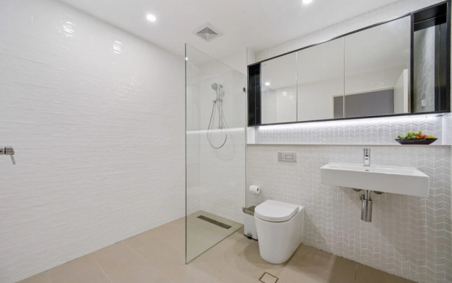 Peaceful Water Side Retreat with Huge Courtyard