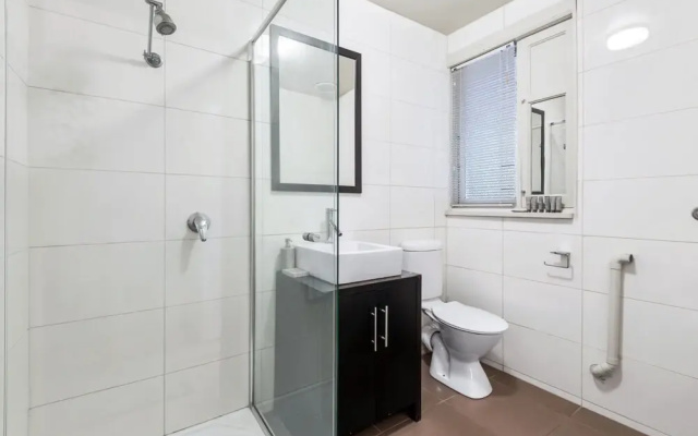 Charming 2-bed Apartment With Fireplace & Parking