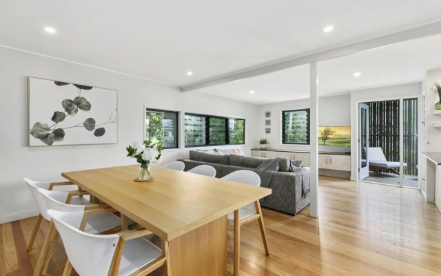 Duke St Convenience at your doorstep Beach living in the heart of the village close to cafes Ocean glimpse – Guest Rooms – Sunshine Beach