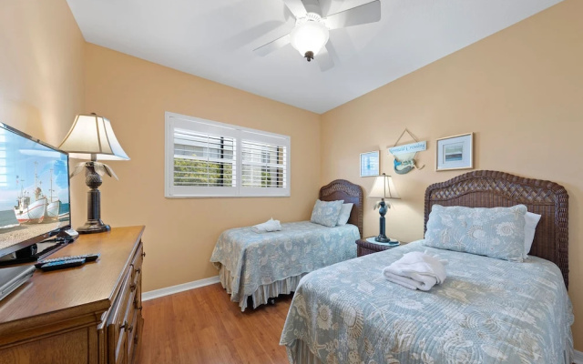 Hibiscus Pointe