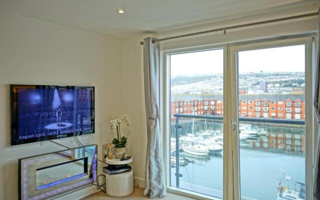 Penthouse Swansea Marina City Centre 100m from Beach