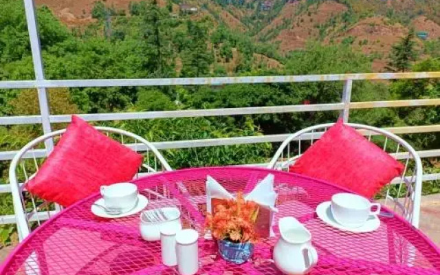 Aamod at Shoghi