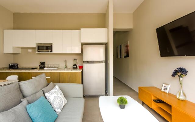 1BR Luxury apartment 5 minutes from the beach!