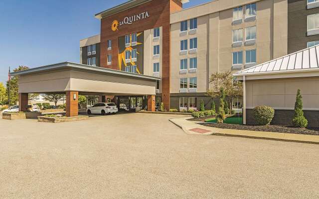 La Quinta Inn & Suites by Wyndham Cleveland Airport West