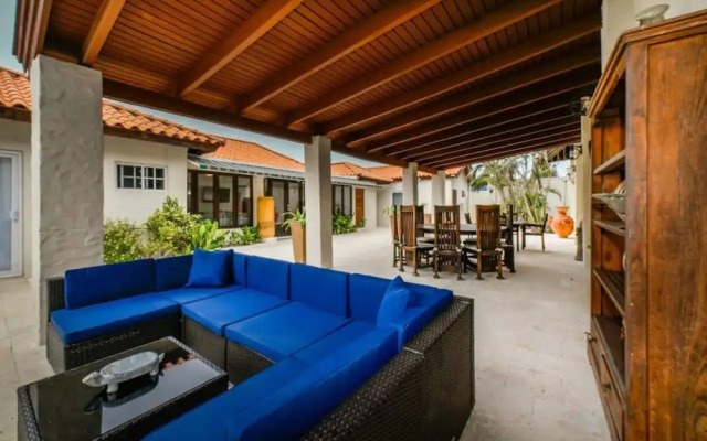 Blue Makini Villa in Noord