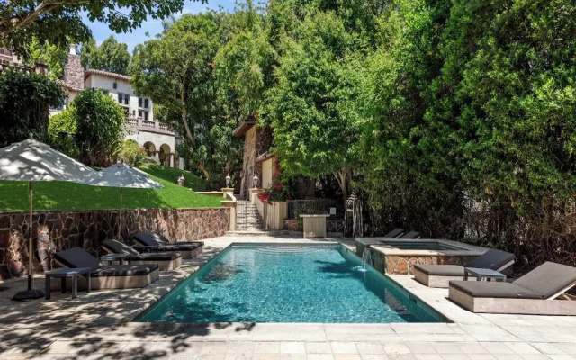 Carolwood - Modern Tuscan Villa With Rolling Lawns and Loggia in Holmby Hills
