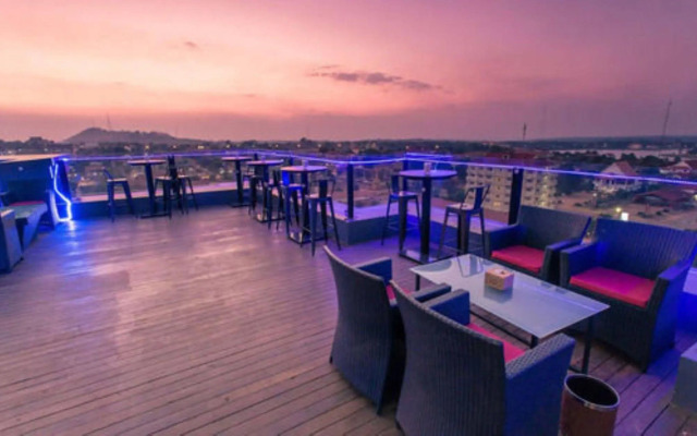 Yeak Loam Hotel