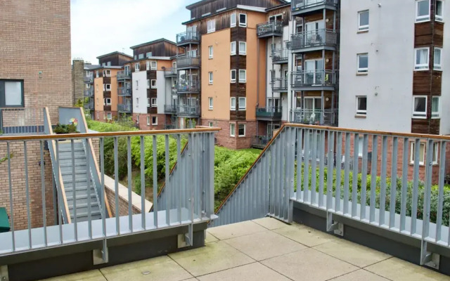 Modern 2 Bedroom Apartment With Parking
