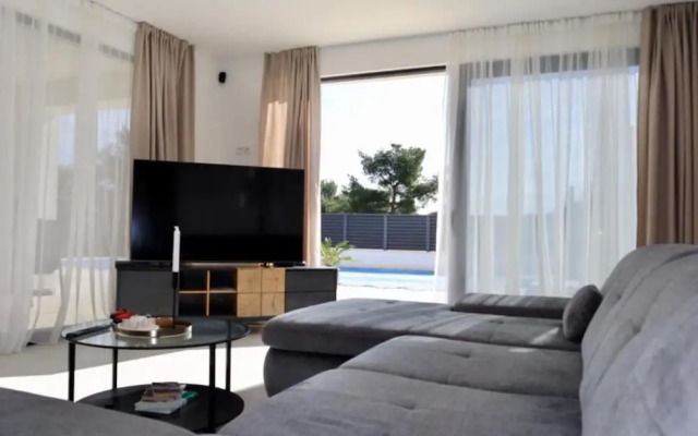 Sunset Villa Aves With Pool, Gym and Sauna