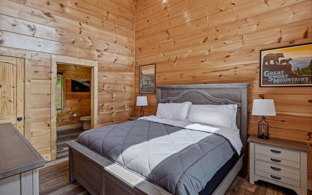 Grizzlies Den 4 Bedroom Cabin by RedAwning