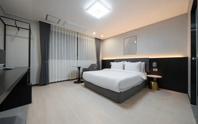 Gunsan Hound Hotel