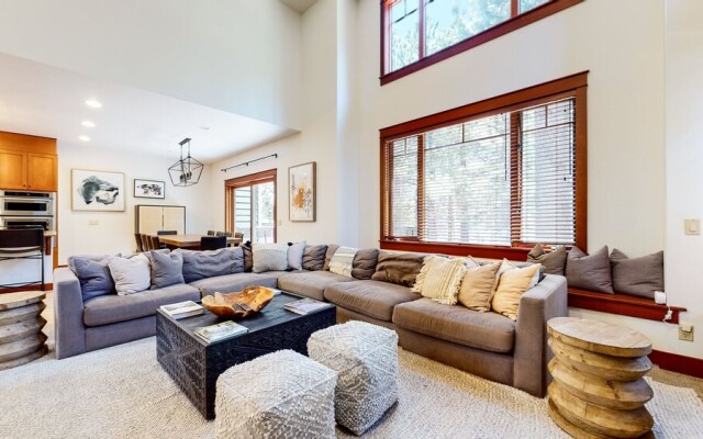 Timbers 6 Updated and Pet-Friendly, Private Jacuzzi, Private Garage by RedAwning