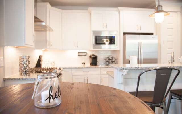 New Nations Home 5 Miles to Downtown