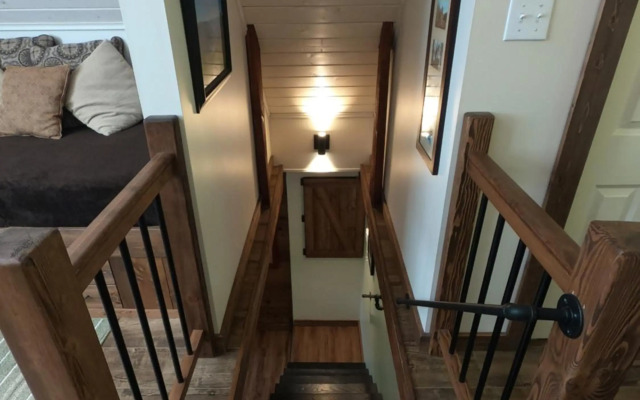 4 Mile Creek Cabin (Creekside)