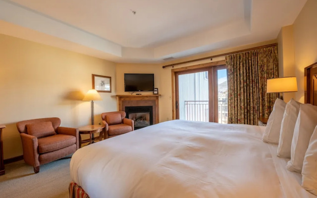 Comfortable Studio Efficiency Unit With Balcony Over Mountaineer Square Condo - No Cleaning Fee! by RedAwning