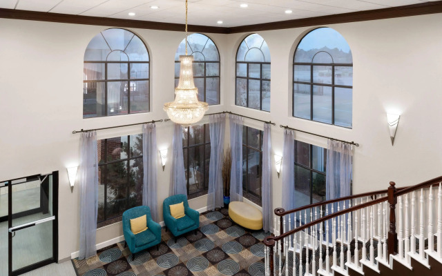 Days Inn & Suites by Wyndham Sam Houston Tollway