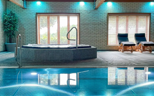 Pine Boutique Lodge With hot tub for Couples & dog