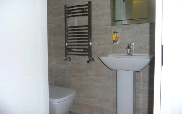 Heathrow-Windsor House for contractors & big groups